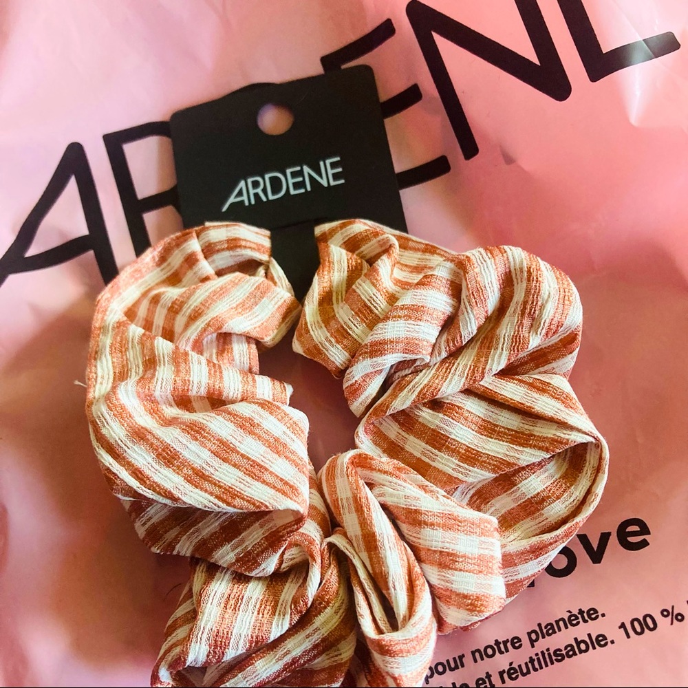Scrunchy - Red and White Checkered Pattern